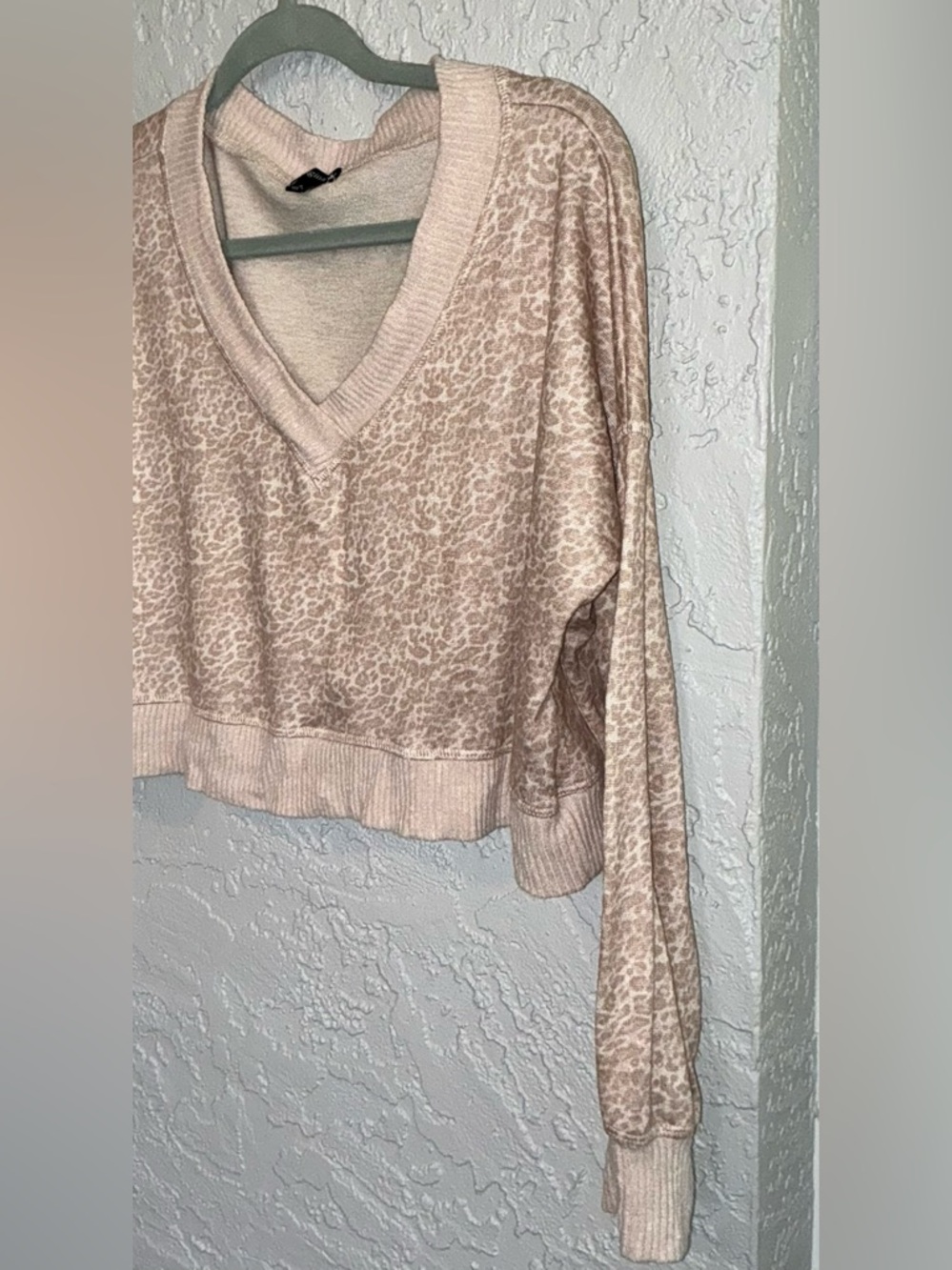 Orginality Cropped V-Neck Leopard Print Sweater - Picture 4 of 7